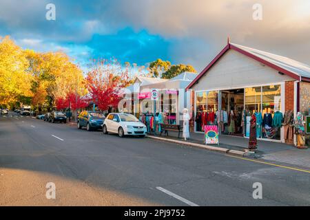 Adelaide Hills, Australie méridionale - 24 avril 2021 : Hahndorf vue sur la rue principale avec des personnes marchant le long des boutiques et des cafés pendant la saison d'automne au soleil Banque D'Images