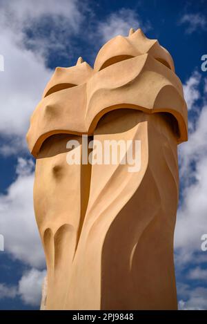 Cheminées sous la forme de soldats / guerriers sur le toit de Casa Milà - la Pedrera conçu par Antoni Gaudí (Barcelone, Catalogne, Espagne) Banque D'Images