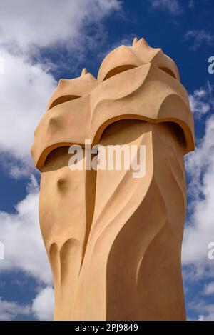 Cheminées sous la forme de soldats / guerriers sur le toit de Casa Milà - la Pedrera conçu par Antoni Gaudí (Barcelone, Catalogne, Espagne) Banque D'Images