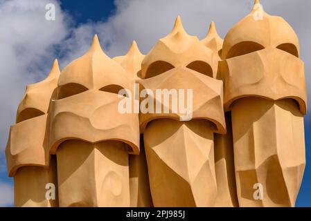 Cheminées sous la forme de soldats / guerriers sur le toit de Casa Milà - la Pedrera conçu par Antoni Gaudí (Barcelone, Catalogne, Espagne) Banque D'Images