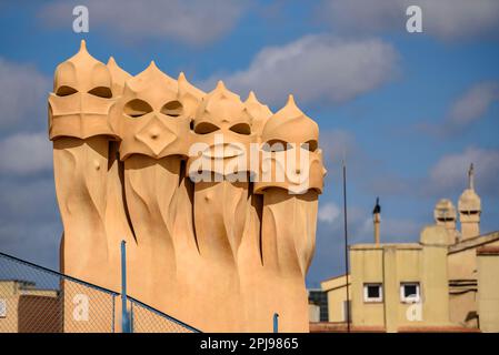 Cheminées sous la forme de soldats / guerriers sur le toit de Casa Milà - la Pedrera conçu par Antoni Gaudí (Barcelone, Catalogne, Espagne) Banque D'Images