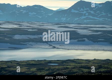 Les nuages roulent dans la vallée. Panorama des montagnes volcanogènes. Ligne de puissance étendue sur le plateau Banque D'Images