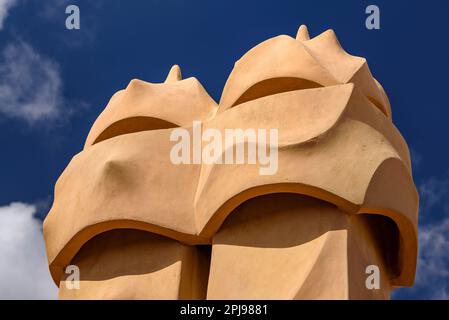 Cheminées sous la forme de soldats / guerriers sur le toit de Casa Milà - la Pedrera conçu par Antoni Gaudí (Barcelone, Catalogne, Espagne) Banque D'Images