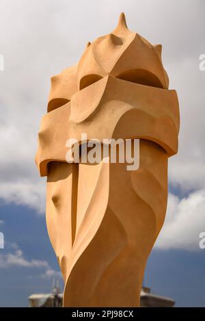 Cheminées sous la forme de soldats / guerriers sur le toit de Casa Milà - la Pedrera conçu par Antoni Gaudí (Barcelone, Catalogne, Espagne) Banque D'Images