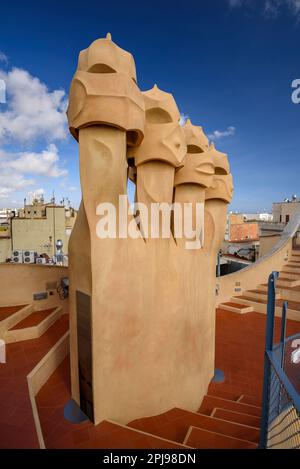 Cheminées sous la forme de soldats / guerriers sur le toit de Casa Milà - la Pedrera conçu par Antoni Gaudí (Barcelone, Catalogne, Espagne) Banque D'Images