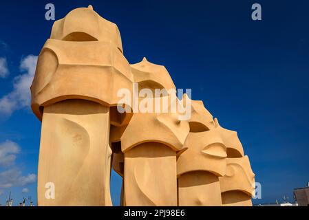 Cheminées sous la forme de soldats / guerriers sur le toit de Casa Milà - la Pedrera conçu par Antoni Gaudí (Barcelone, Catalogne, Espagne) Banque D'Images