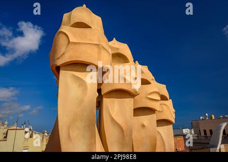 Cheminées sous la forme de soldats / guerriers sur le toit de Casa Milà - la Pedrera conçu par Antoni Gaudí (Barcelone, Catalogne, Espagne) Banque D'Images