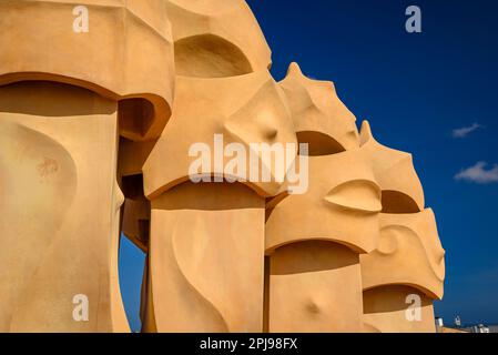 Cheminées sous la forme de soldats / guerriers sur le toit de Casa Milà - la Pedrera conçu par Antoni Gaudí (Barcelone, Catalogne, Espagne) Banque D'Images