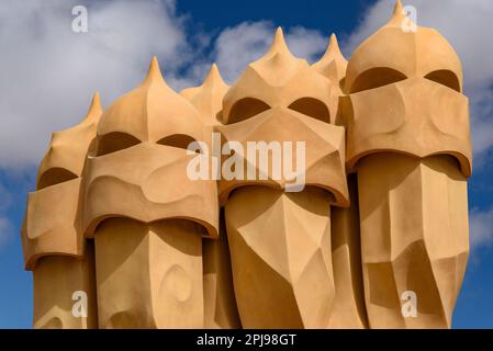 Cheminées sous la forme de soldats / guerriers sur le toit de Casa Milà - la Pedrera conçu par Antoni Gaudí (Barcelone, Catalogne, Espagne) Banque D'Images