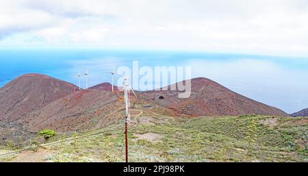 Ferme éolienne au sommet de la montagne à Villa de Valverde, El Hierro, Santa Cruz de Tenerife, îles Canaries, Espagne, Europe Banque D'Images