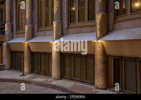 Colonnes de la cour intérieure de Casa Milà (la Pedrera) au crépuscule (Barcelone, Catalogne, Espagne) ESP: Columnas del patio intérieur de la Casa Milà Banque D'Images