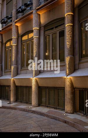 Colonnes de la cour intérieure de Casa Milà (la Pedrera) au crépuscule (Barcelone, Catalogne, Espagne) ESP: Columnas del patio intérieur de la Casa Milà Banque D'Images