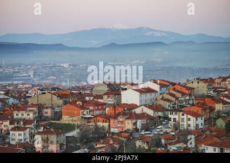 Vue générale de la ville de Kütahya dans le Tav?anl?. La ville diffère de la campagne en termes socio-économiques, culturels, de style de gestion, de population et de produits produits. L'urbanisation, par contre, se produit avec l'augmentation du nombre de villes dans le pays et de la population vivant dans les villes, et la migration des personnes vivant dans les villages vers les villes. L'urbanisation, qui est aussi le reflet du développement social et des changements, entraîne une augmentation du niveau d'industrialisation et du nombre de logements. Urbanisation non planifiée, en raison de l'augmentation de la population t Banque D'Images