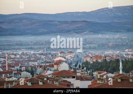 Vue générale de la ville de Kütahya dans le Tav?anl?. La ville diffère de la campagne en termes socio-économiques, culturels, de style de gestion, de population et de produits produits. L'urbanisation, par contre, se produit avec l'augmentation du nombre de villes dans le pays et de la population vivant dans les villes, et la migration des personnes vivant dans les villages vers les villes. L'urbanisation, qui est aussi le reflet du développement social et des changements, entraîne une augmentation du niveau d'industrialisation et du nombre de logements. Urbanisation non planifiée, en raison de l'augmentation de la population t Banque D'Images