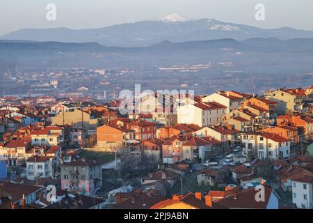 Vue générale de la ville de Kütahya dans le Tav?anl?. La ville diffère de la campagne en termes socio-économiques, culturels, de style de gestion, de population et de produits produits. L'urbanisation, par contre, se produit avec l'augmentation du nombre de villes dans le pays et de la population vivant dans les villes, et la migration des personnes vivant dans les villages vers les villes. L'urbanisation, qui est aussi le reflet du développement social et des changements, entraîne une augmentation du niveau d'industrialisation et du nombre de logements. Urbanisation non planifiée, en raison de l'augmentation de la population t Banque D'Images