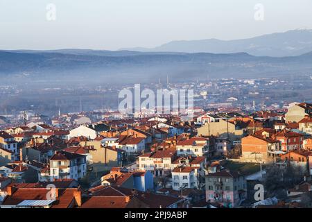 Vue générale de la ville de Kütahya dans le Tav?anl?. La ville diffère de la campagne en termes socio-économiques, culturels, de style de gestion, de population et de produits produits. L'urbanisation, par contre, se produit avec l'augmentation du nombre de villes dans le pays et de la population vivant dans les villes, et la migration des personnes vivant dans les villages vers les villes. L'urbanisation, qui est aussi le reflet du développement social et des changements, entraîne une augmentation du niveau d'industrialisation et du nombre de logements. Urbanisation non planifiée, en raison de l'augmentation de la population t Banque D'Images