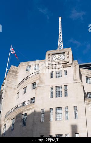 Broadcasting House, siège de la BBC, Langham place, Londres, Royaume-Uni. Le complexe de la maison de radiodiffusion se compose du bâtiment principal art déco des années 1930 Banque D'Images