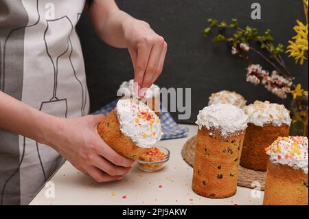 Préparation du gâteau de Pâques dans la cuisine. gros plan. Banque D'Images