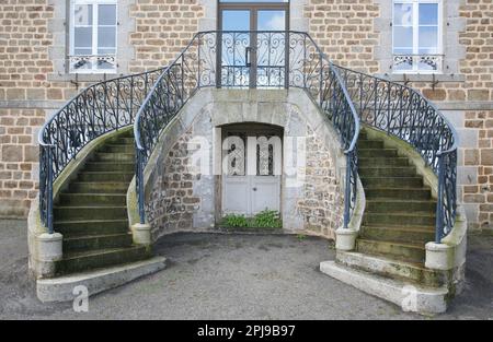 Un bel ancien escalier au bureau du maire à Saint Fraimbault, Normandie, France, Europe Banque D'Images