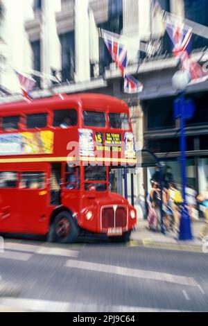 2001 BUS HISTORIQUE AEC ROUGE À IMPÉRIALE ROUTEMASTER (©LONDON TRANSPORT 1956) REGENTS STREET LONDRES ANGLETERRE ROYAUME-UNI Banque D'Images