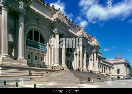 METROPOLITAN MUSEUM OF ART (CHASSE VAUX & WREY MOLD 1874) FIFTH AVENUE MANHATTAN NEW YORK CITY USA Banque D'Images