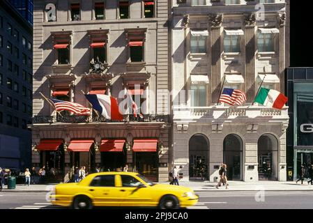 2006 BOUTIQUES HISTORIQUES CARTIER VERSACE FIFTH AVENUE MANHATTAN NEW YORK CITY USA Banque D'Images