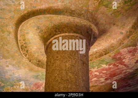 Détails floraux sur le plafond de l'escalier au noble étage de la Pedrera - Casa Milà (Barcelone, Catalogne, Espagne) Banque D'Images