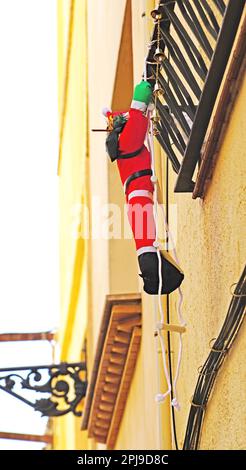 Le Père Noël escalade sur une façade à Barcelone, Catalogne, Espagne, Europe Banque D'Images