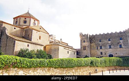 Eglise de Sant Marti et château d'Altafulla, Tarragone, Catalunya, Espagne, Europe Banque D'Images