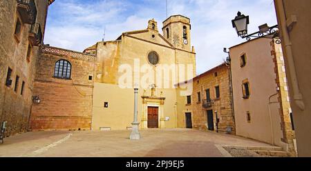 Eglise de Sant Marti et château d'Altafulla, Tarragone, Catalunya, Espagne, Europe Banque D'Images