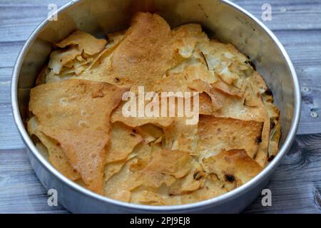 La pâtisserie sucrée égyptienne appelée Roqaaq with est une cuisine égyptienne traditionnelle faite de pain croquant de raqaq, de sirop de miel et de ghee comme dessert, s Banque D'Images