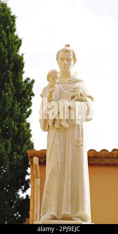 Sculpture de Saint Anthony dans un jardin à Altafulla, Catalogne, Espagne, Europe Banque D'Images