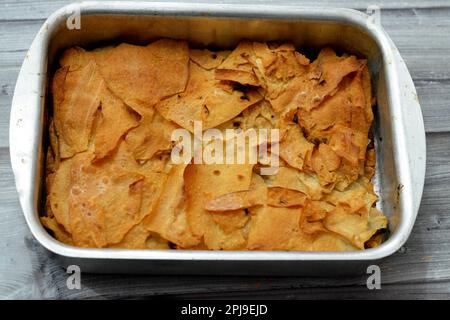 La pâtisserie sucrée égyptienne appelée Roqaaq with est une cuisine égyptienne traditionnelle faite de pain croquant de raqaq, de sirop de miel et de ghee comme dessert, s Banque D'Images