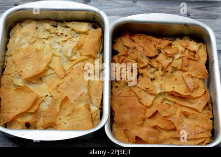 La pâtisserie sucrée égyptienne appelée Roqaaq with est une cuisine égyptienne traditionnelle faite de pain croquant de raqaq, de sirop de miel et de ghee comme dessert, s Banque D'Images