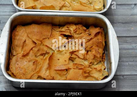 La pâtisserie sucrée égyptienne appelée Roqaaq with est une cuisine égyptienne traditionnelle faite de pain croquant de raqaq, de sirop de miel et de ghee comme dessert, s Banque D'Images