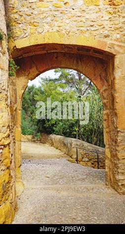 Eglise de Sant Marti et château d'Altafulla, Tarragone, Catalunya, Espagne, Europe Banque D'Images