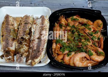 Cuisine de fruits de mer de crevettes cuites à l'ail, au citron, au persil, au poivre, à l'oignon et à la tomate et au poisson-mulet grillé au charbon avec persil et t Banque D'Images