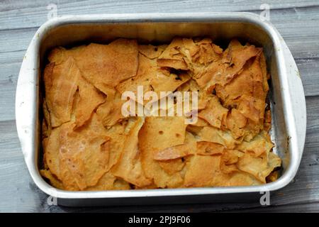 La pâtisserie sucrée égyptienne appelée Roqaaq with est une cuisine égyptienne traditionnelle faite de pain croquant de raqaq, de sirop de miel et de ghee comme dessert, s Banque D'Images