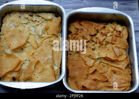 La pâtisserie sucrée égyptienne appelée Roqaaq with est une cuisine égyptienne traditionnelle faite de pain croquant de raqaq, de sirop de miel et de ghee comme dessert, s Banque D'Images