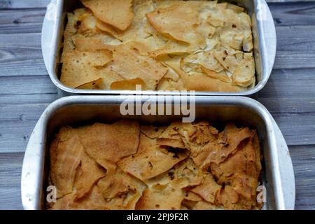 La pâtisserie sucrée égyptienne appelée Roqaaq with est une cuisine égyptienne traditionnelle faite de pain croquant de raqaq, de sirop de miel et de ghee comme dessert, s Banque D'Images