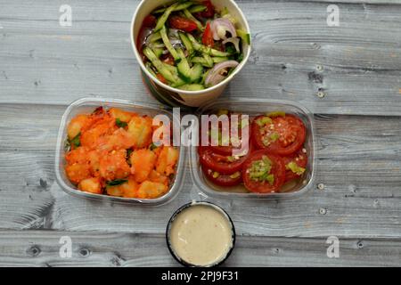 Divers types de salades, salade verte égyptienne avec des tranches de tomates, concombre, oignon, pommes de terre marinées, persil, tranches de tomates marinées avec gre Banque D'Images