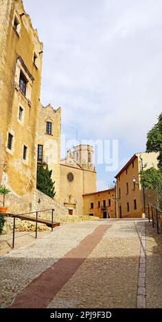 Eglise de Sant Marti et château d'Altafulla, Tarragone, Catalunya, Espagne, Europe Banque D'Images