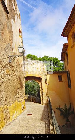 Eglise de Sant Marti et château d'Altafulla, Tarragone, Catalunya, Espagne, Europe Banque D'Images