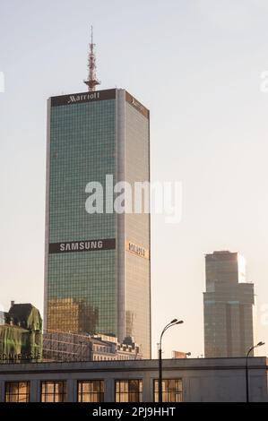 VARSOVIE, POLOGNE - 18 MARS 2022: Centre de service Samsung dans Centrum LIM gratte-ciel Banque D'Images