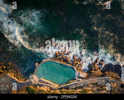 Vue aérienne par drone de la piscine de l'océan Bronte à Sydney au lever du soleil dans une lumière douce du matin, Nouvelle-Galles du Sud Australie Banque D'Images