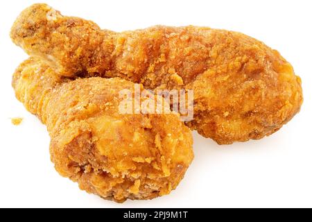 Deux pilons de poulet frits et croustillants isolés sur du blanc. Banque D'Images