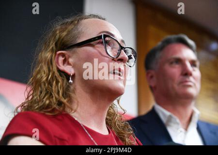 Aston, Australie, 1 avril 2023. Mary Doyle MP parle sur le podium avec le député Richard Marles alors qu'elle revendique la victoire devant les partisans après avoir remporté le siège d'Aston pour ALP avec 54% du vote n, Melbourne Australie. Crédit : Michael Currie/Speed Media/Alay Live News Banque D'Images