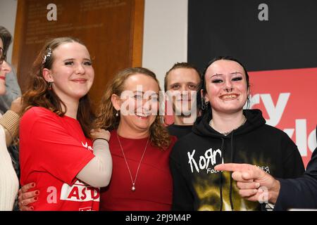 Aston, Australie, 1 avril 2023. Mary Doyle se tient avec sa fille Lily, son fils Clancy, et la nièce Jamilah alors qu'elle attend de remercier les partisans après avoir gagné le siège d'Aston pour ALP avec 54% du vote n, Melbourne Australie. Crédit : Michael Currie/Speed Media/Alay Live News Banque D'Images