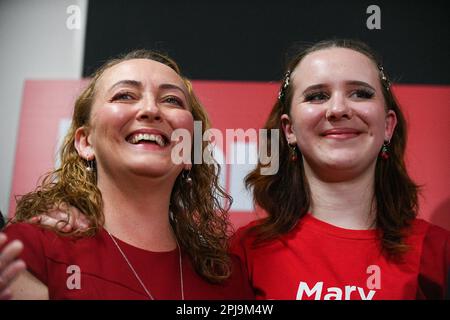 Aston, Australie, 1 avril 2023. Mary Doyle se tient avec sa fille Lily alors qu'elle attend pour remercier les partisans après avoir gagné le siège d'Aston pour ALP avec 54% des voix n, Melbourne Australie. Crédit : Michael Currie/Speed Media/Alay Live News Banque D'Images