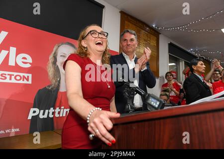 Aston, Australie, 1 avril 2023. Mary Doyle, députée, monte sur le podium avec le député Richard Marles alors qu'elle revendique la victoire devant les partisans après avoir remporté le siège d'Aston pour ALP avec 54% des voix n, Melbourne Australie. Crédit : Michael Currie/Speed Media/Alay Live News Banque D'Images